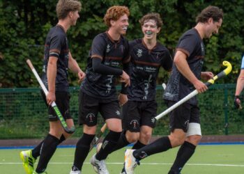 EY Hockey League Roars Into Life As Title Holders Make Winning Starts. EY Hockey League Roars Into Life As Title Holders Make Winning Starts.