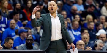 Former UConn assistant Luke Murray does ice bucket challenge