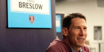 Red Sox Extend Craig Breslow, Chad Tracy