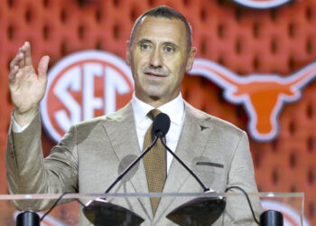 Sarkisian breaks silence on postgame interview, Manning comment