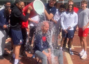 UConn men, Dan Hurley make an ice cold splash for a good cause UConn men, Dan Hurley make an ice cold splash for a good cause