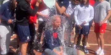 UConn men, Dan Hurley make an ice cold splash for a good cause