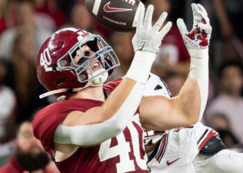 Alabama TE trying to pull off an superhuman feat vs. Georgia