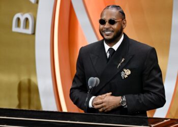 Carmelo Anthony thinks Knicks right to halt contract talks to focus on basketball