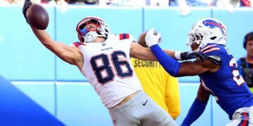 Chism’s stunning catch gives Patriots win over Bills, Eagles collapse against Rams