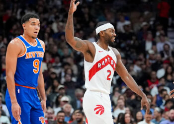 Kawhi Leonard drops 21 points in opening half of Raptors preseason debut after Clippers trade, scandal