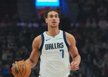 Mavericks waive Canadian Dwight Powell